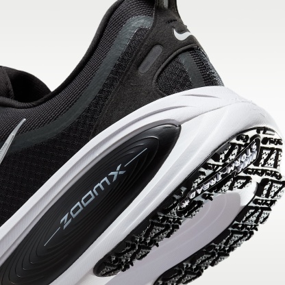 Nike Vomero 18 GORE-TEX wasserdichter Straßenlaufschuh mit reflektierenden Akzenten (Herren) – Schwarz/Anthracite/Weiß/Metallic Silver