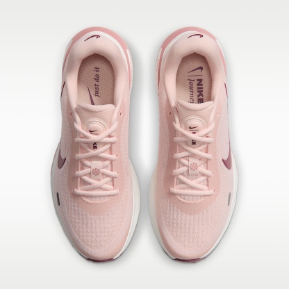 Nike Journey Run Straßenlaufschuh für Damen – Orange Pearl/Rust Pink/Sail/Pink Smoke