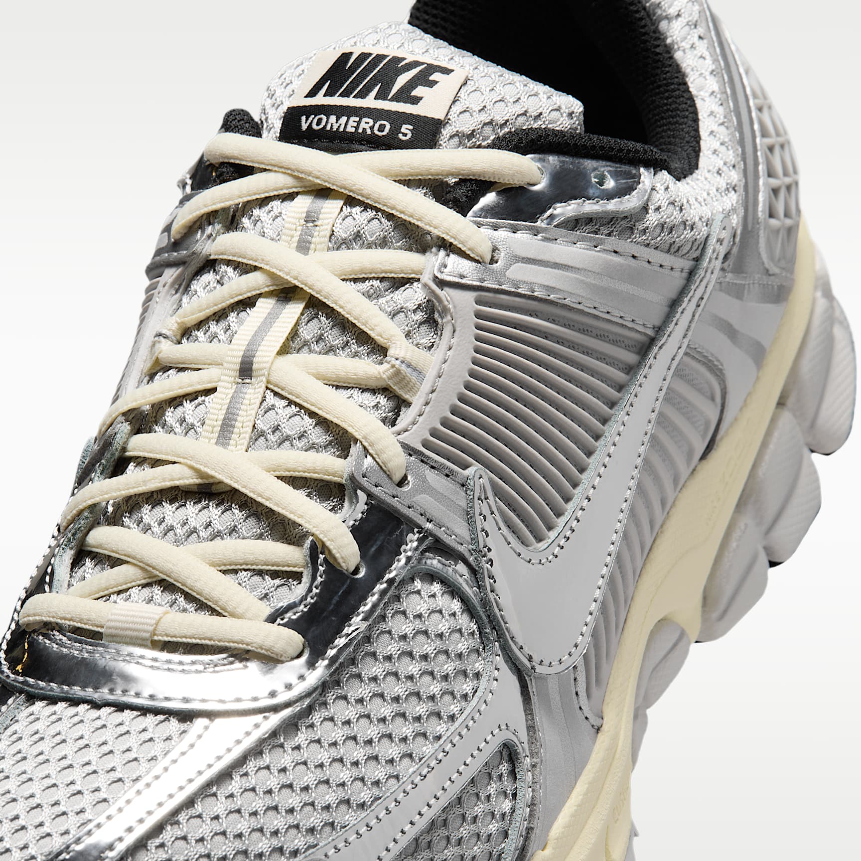 Nike Zoom Vomero 5 Schuh (Herren) – Grey Fog/Metallic Silver/Coconut Milk/Chrome