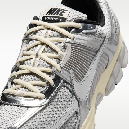 Nike Zoom Vomero 5 Schuh (Herren) – Grey Fog/Metallic Silver/Coconut Milk/Chrome