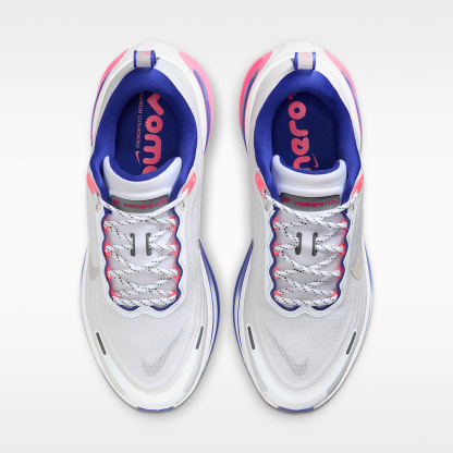 Vomero Plus SE Straßenlaufschuh (Damen) – Weiß/Concord/Hyper Pink/Metallic Silver