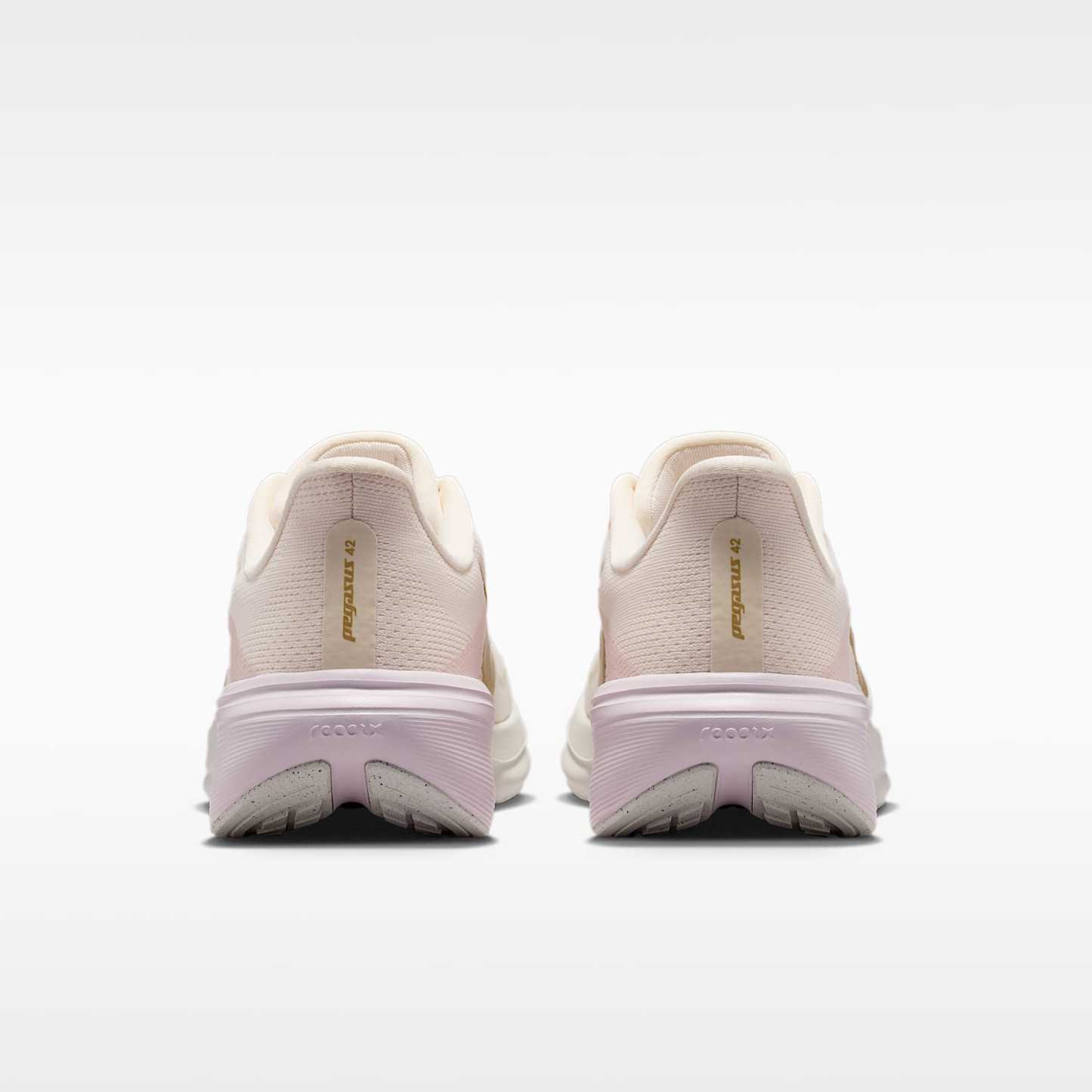 Nike Pegasus 42 Straßenlaufschuh (Damen) – Chalk/Spruce Aura/Bleached Lilac/Metallic Gold