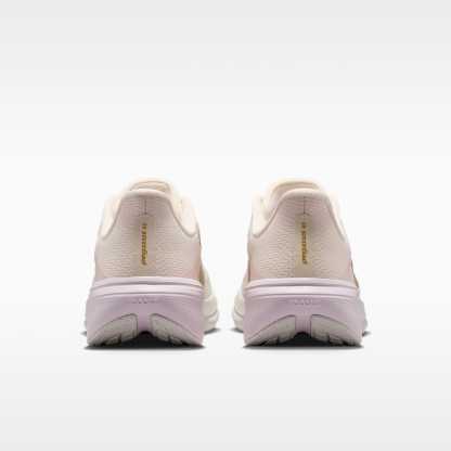 Nike Pegasus 42 Straßenlaufschuh (Damen) – Chalk/Spruce Aura/Bleached Lilac/Metallic Gold