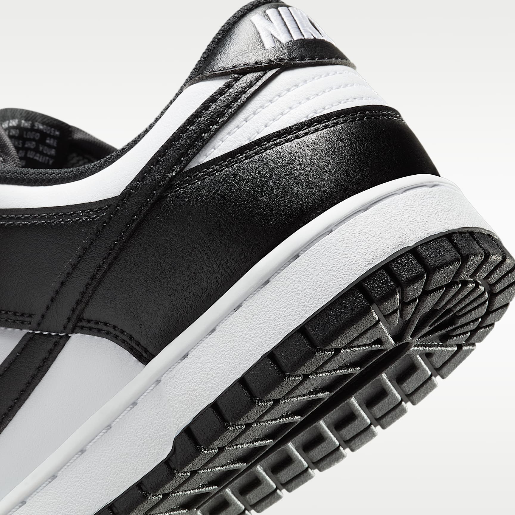Nike Dunk Low Retro Herrenschuh – Weiß/Weiß/Schwarz