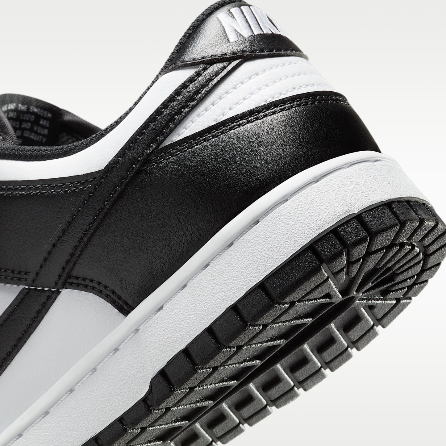 Nike Dunk Low Retro Herrenschuh – Weiß/Weiß/Schwarz