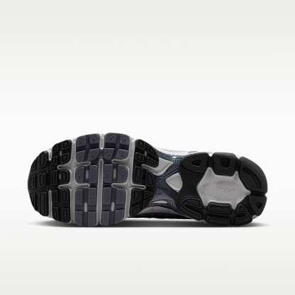 Nike Air Max Moto 2K Schuh mit reflektierenden Akzenten (Damen) – Pure Platinum/Metallic Silver/Schwarz/Gridiron