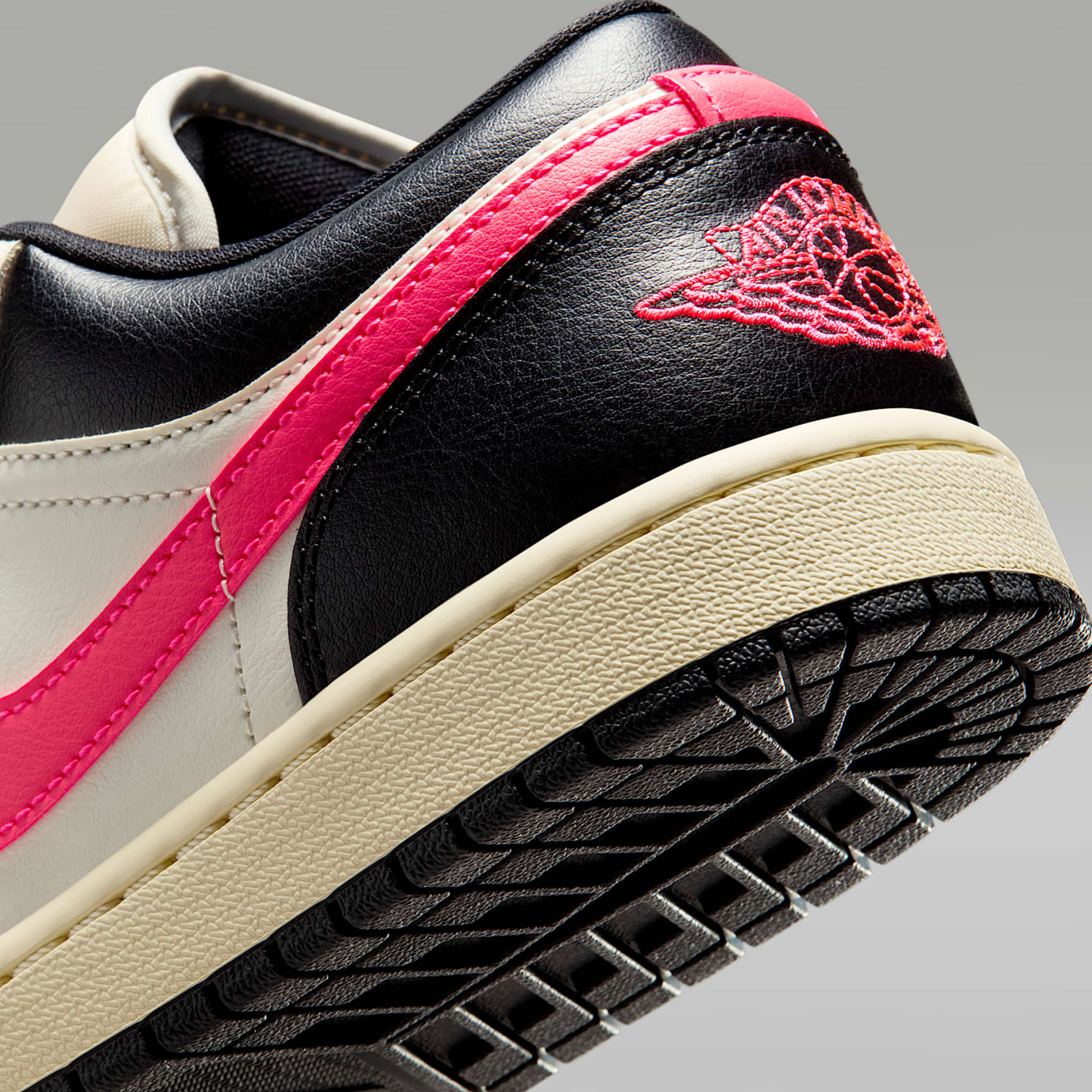 Air Jordan 1 Low Damenschuh – Pale Ivory/Schwarz/Muslin/Racer Pink