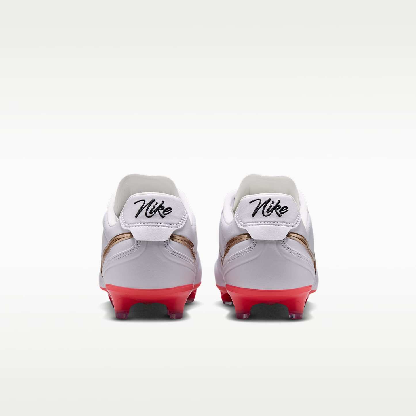 Nike Tiempo Ligera Pro Low-Top-Fußballschuh für normalen Rasen – Weiß/Bright Crimson/Blur