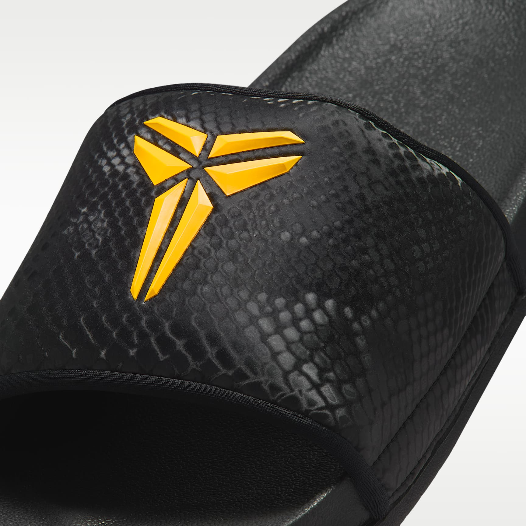 Kobe Offcourt Herren-Slides – Schwarz/University Gold
