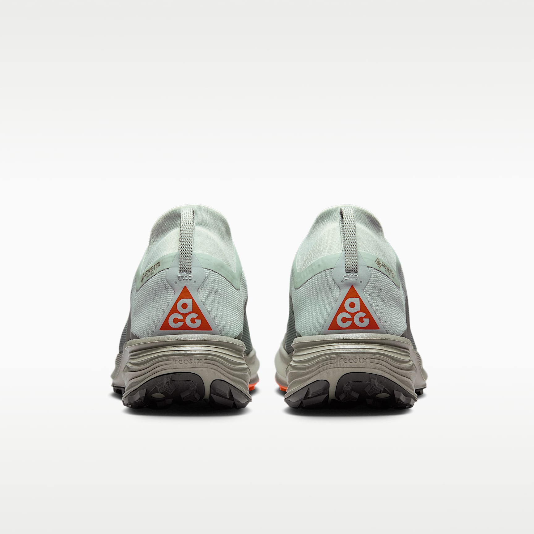 ACG Pegasus Trail GORE-TEX wasserdichter Traillaufschuh (Herren) – Light Silver/Light Army/Safety Orange/Light Silver