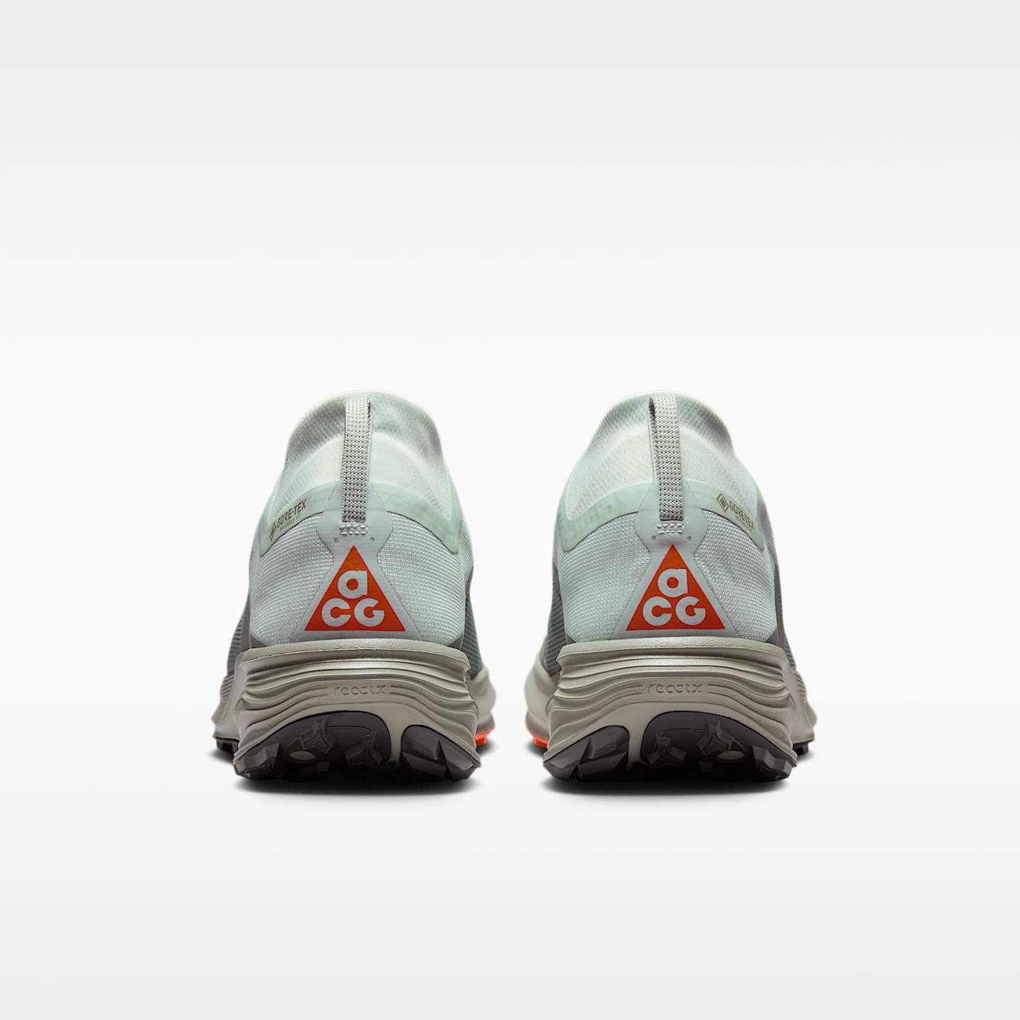 ACG Pegasus Trail GORE-TEX wasserdichter Traillaufschuh (Herren) – Light Silver/Light Army/Safety Orange/Light Silver