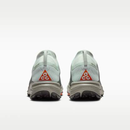 ACG Pegasus Trail GORE-TEX wasserdichter Traillaufschuh (Herren) – Light Silver/Light Army/Safety Orange/Light Silver