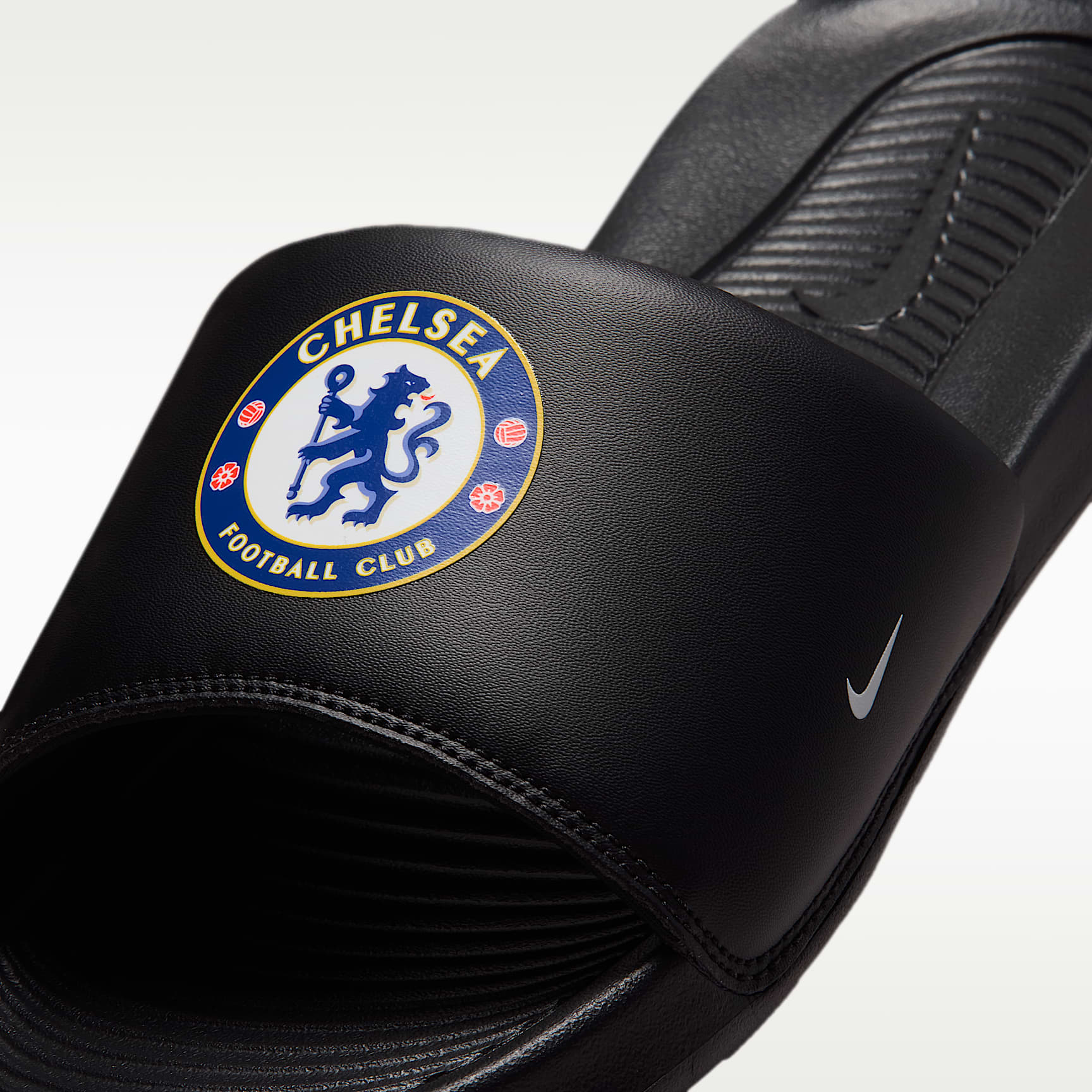FC Chelsea Victori One Nike Slides (Herren) – Schwarz/Multi-Color/Weiß