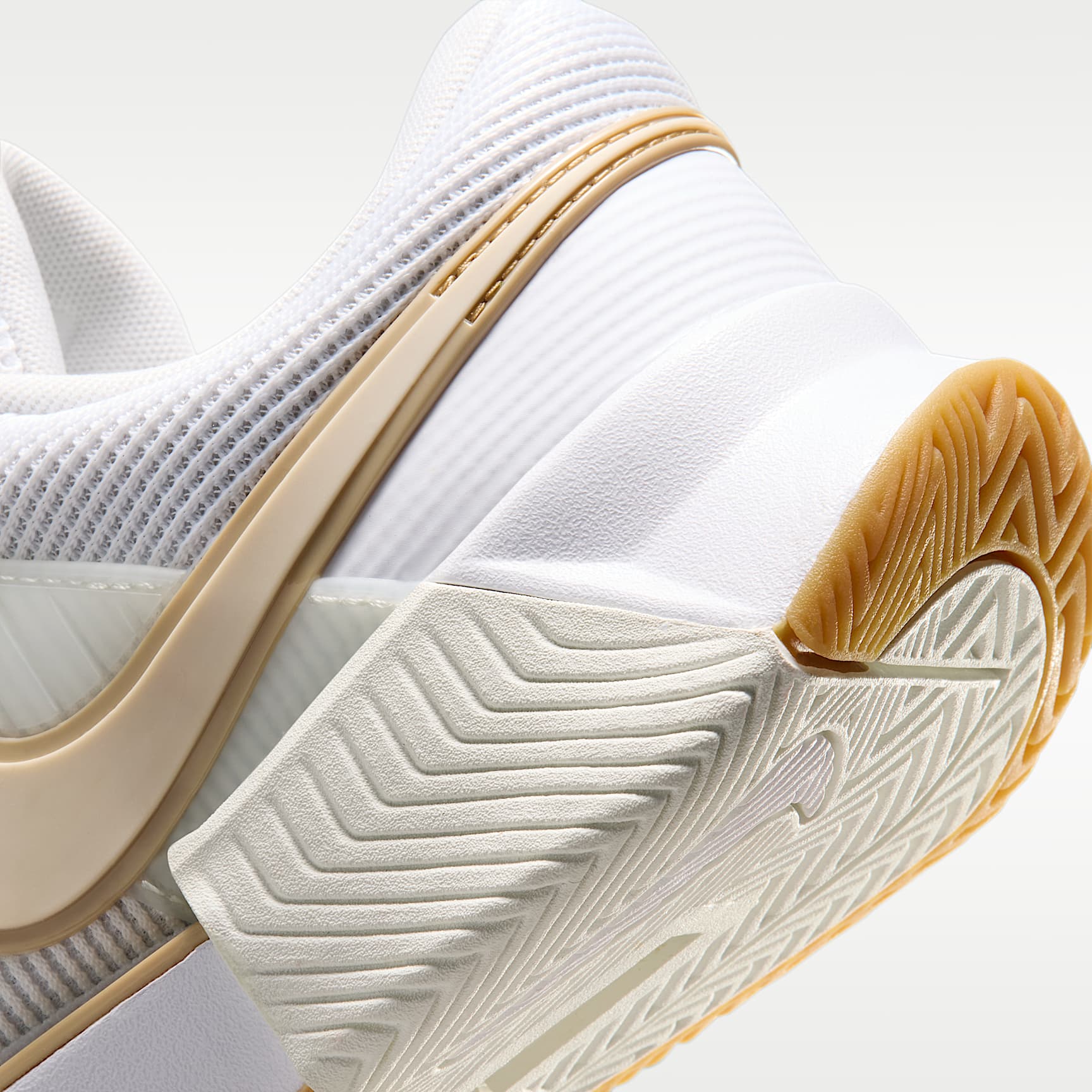 Nike GP Challenge 1.5 Hartplatz-Tennisschuh (Damen) – Weiß/Summit White/Linen/Light Orewood Brown