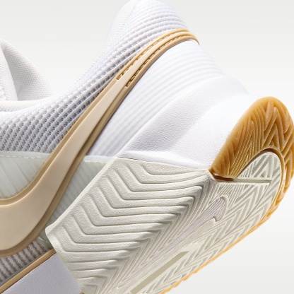 Nike GP Challenge 1.5 Hartplatz-Tennisschuh (Damen) – Weiß/Summit White/Linen/Light Orewood Brown