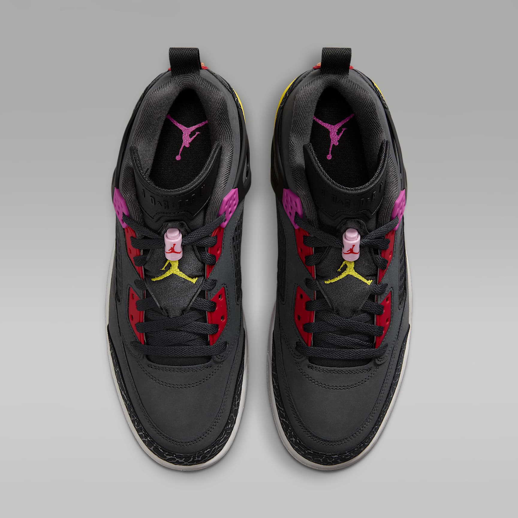 Jordan Spizike Low Herrenschuh – Anthracite/Schwarz/Wolf Grey/University Red