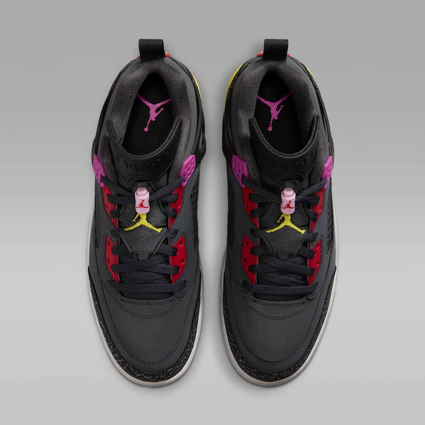 Jordan Spizike Low Herrenschuh – Anthracite/Schwarz/Wolf Grey/University Red