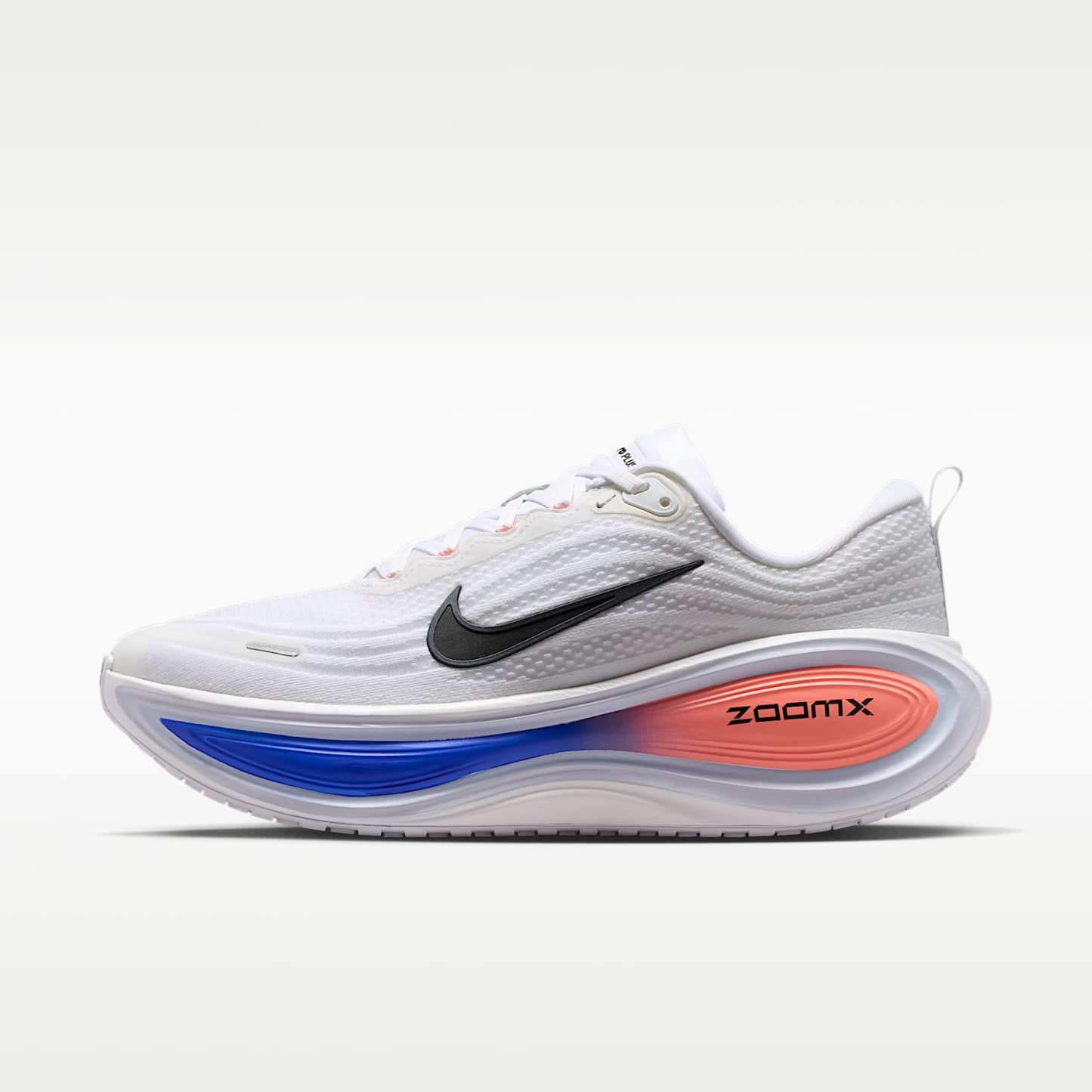 Nike Vomero Plus Straßenlaufschuh (Herren) – Weiß/Atomic Pink/Racer Blue/Schwarz