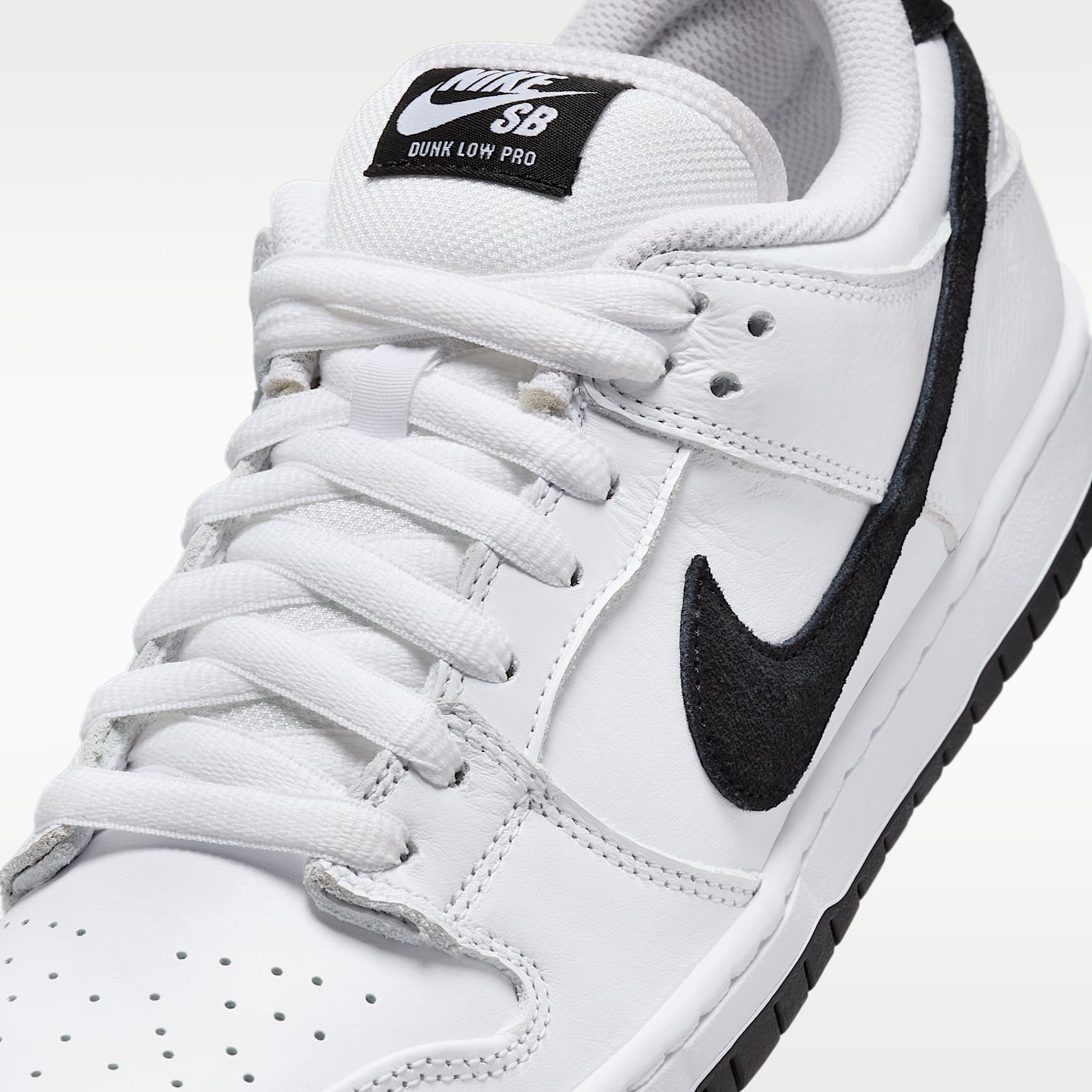 Nike SB Dunk Low Pro Skateboardschuh – Weiß/Weiß/Schwarz/Schwarz