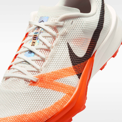 Nike Kiger 10 Traillaufschuh – Summit White/Total Orange/Safety Orange/Schwarz