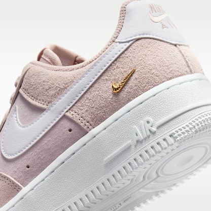 Air Force 1 '07 Low SE Schuh (Damen) – Silt Red/Pink Foam/Metallic Gold/Weiß