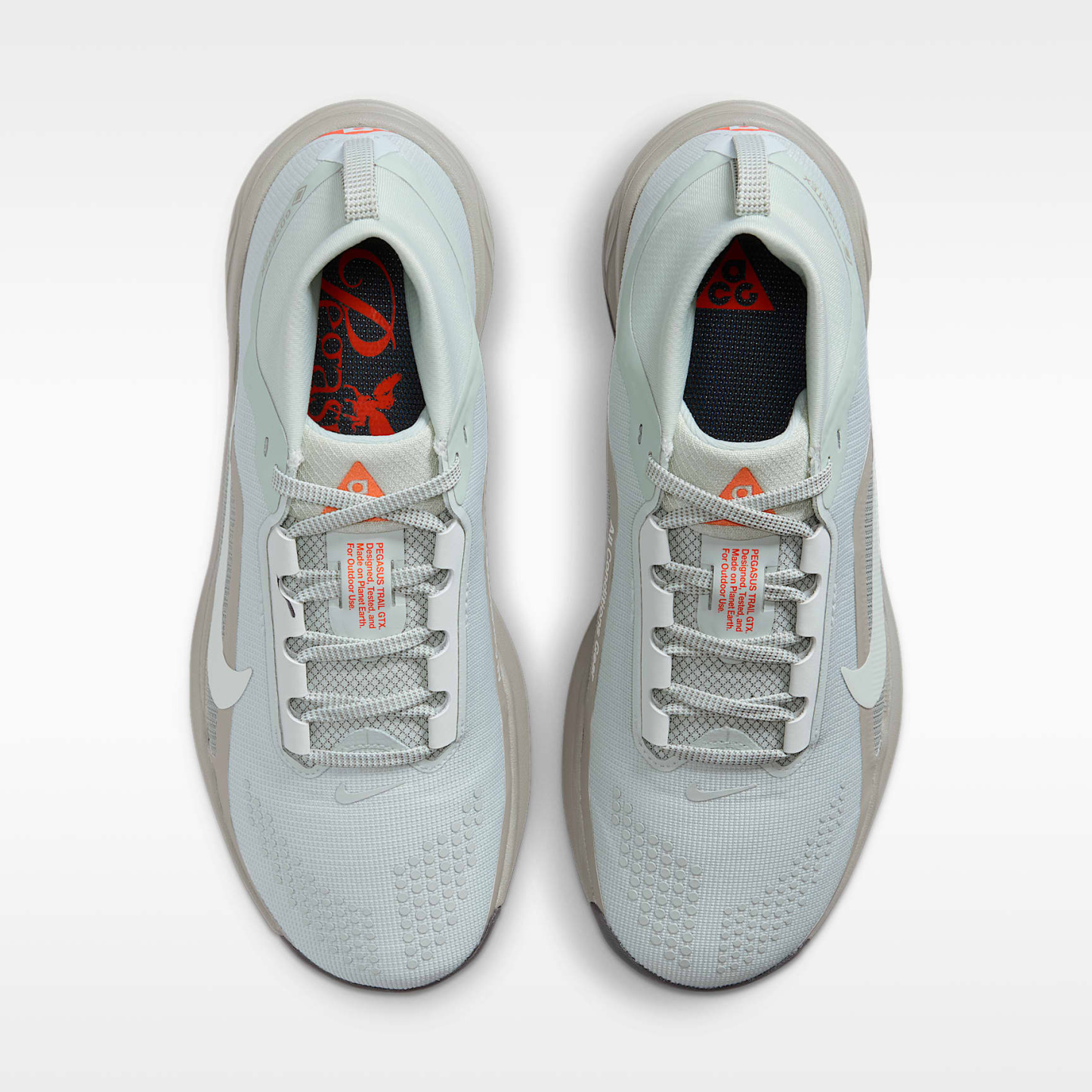 ACG Pegasus Trail GORE-TEX wasserfester Traillaufschuh (Damen) – Light Silver/Light Army/Safety Orange/Light Silver