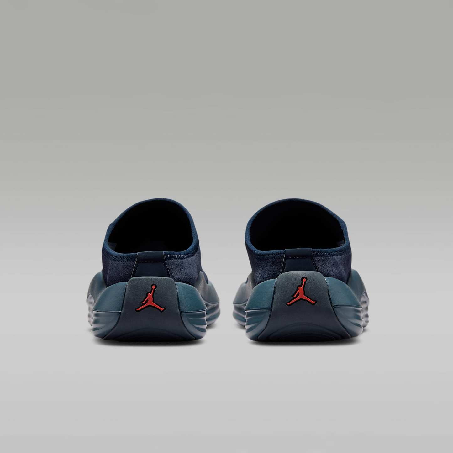 Jordan Future Mules (Herren) – Dark Obsidian/Blue Fox/Picante Red