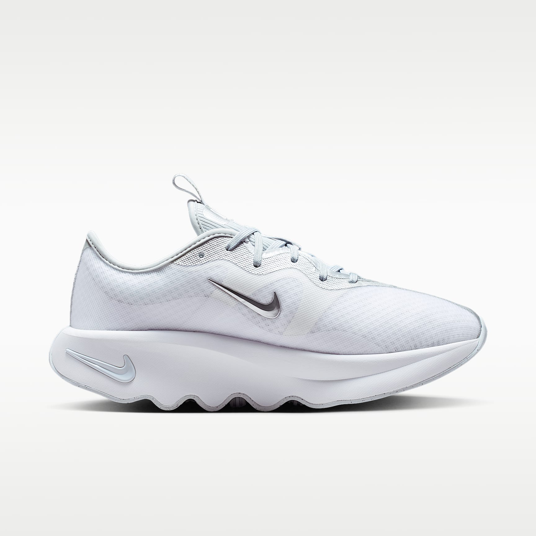 Nike Motiva 2 Walking-Schuhe (Damen) – Weiß/Pure Platinum/Metallic Silver