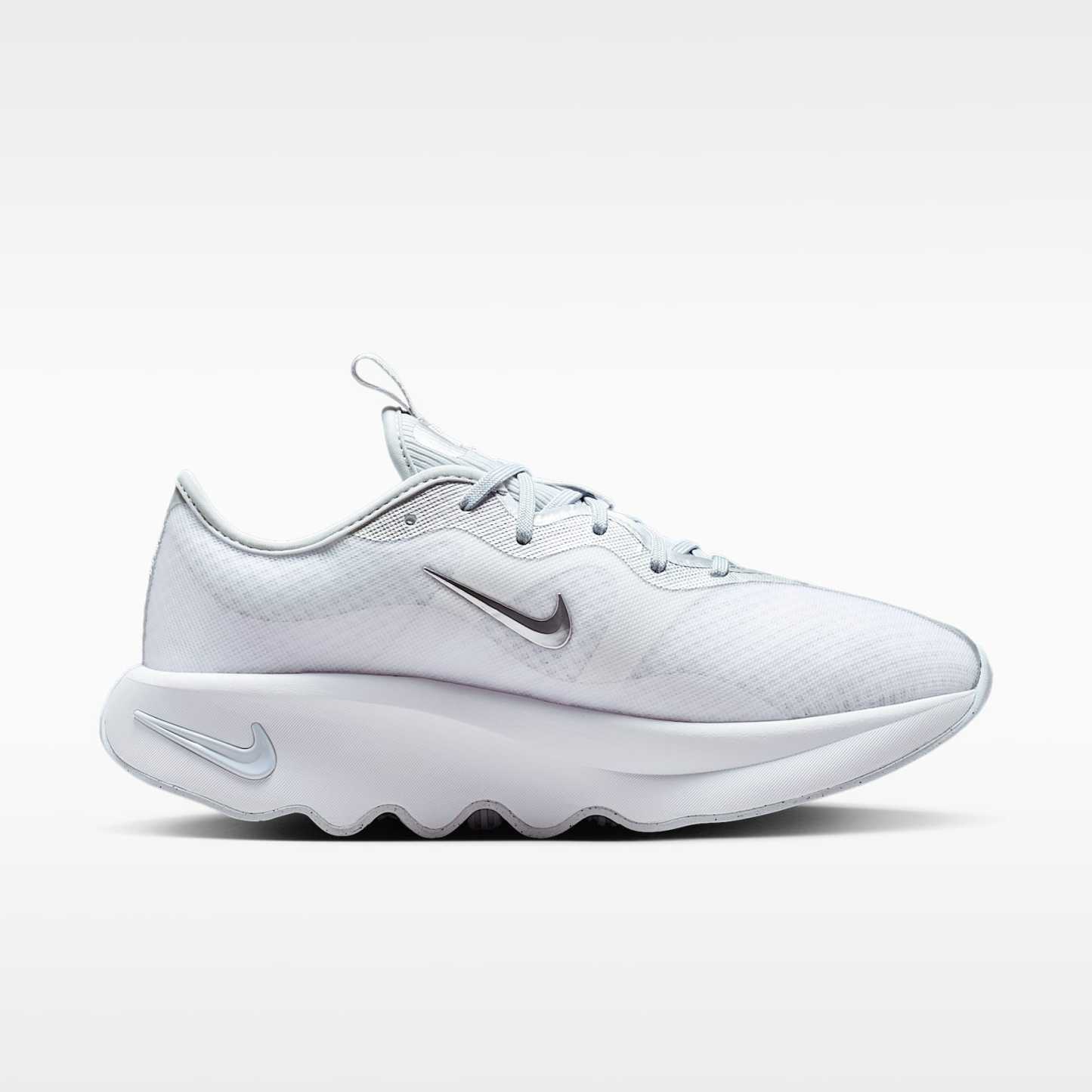 Nike Motiva 2 Walking-Schuhe (Damen) – Weiß/Pure Platinum/Metallic Silver