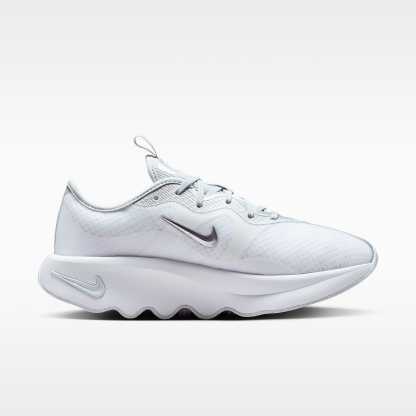 Nike Motiva 2 Walking-Schuhe (Damen) – Weiß/Pure Platinum/Metallic Silver