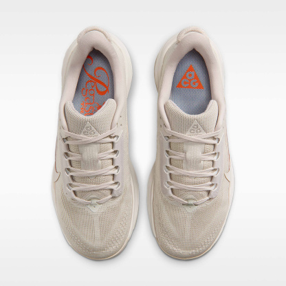 Nike ACG Pegasus Trail Traillaufschuh (Damen) – Cream II/Light Orewood Brown/Safety Orange/Cream II