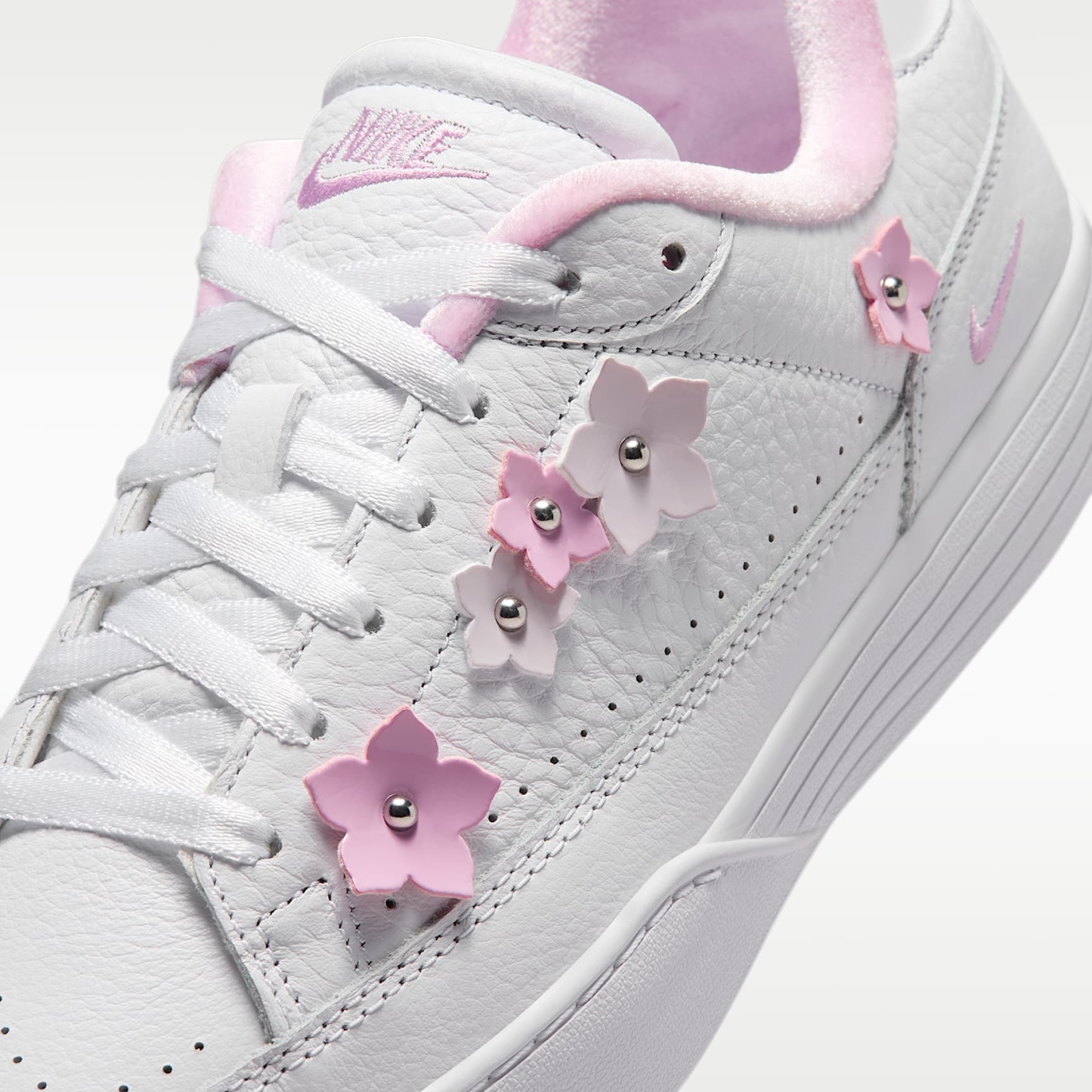 Nike Tennis Centre "Florette" Schuh (Damen) – Weiß/Bleached Lilac/Metallic Silver/Pink Rise
