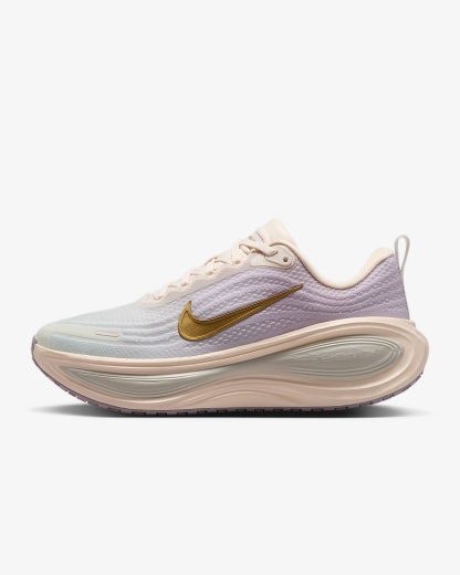 Nike Vomero Plus Straßenlaufschuh (Damen) – Chalk/Bleached Lilac/Spruce Aura/Metallic Gold