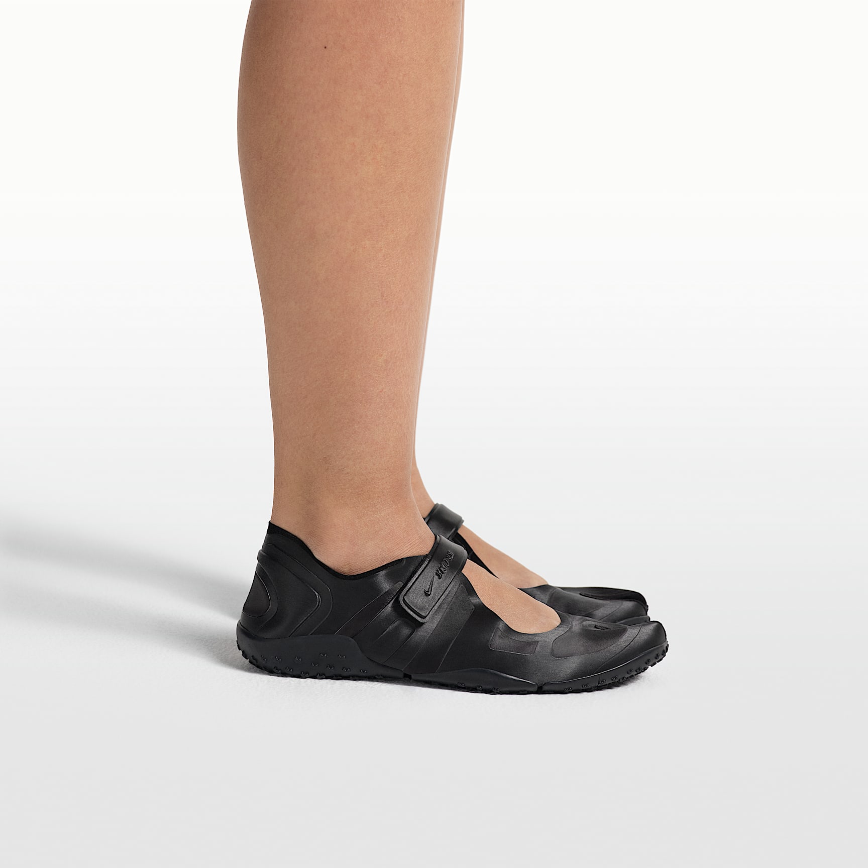 NikeSKIMS Rift Satin Schuh (Damen) – Schwarz/Schwarz/Schwarz