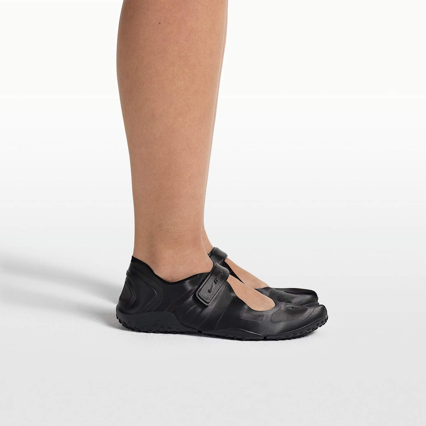 NikeSKIMS Rift Satin Schuh (Damen) – Schwarz/Schwarz/Schwarz