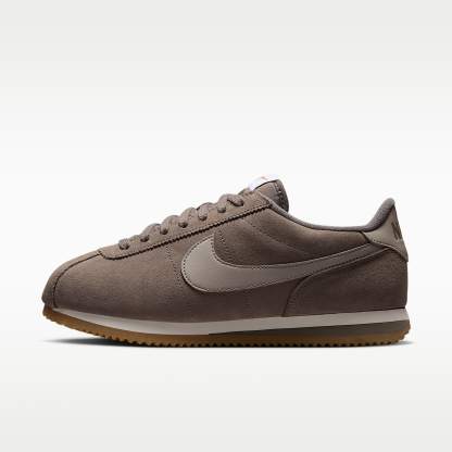 Nike Cortez Schuh (Damen) – Cave Stone/Sail/Gum Light Brown/Enigma Stone