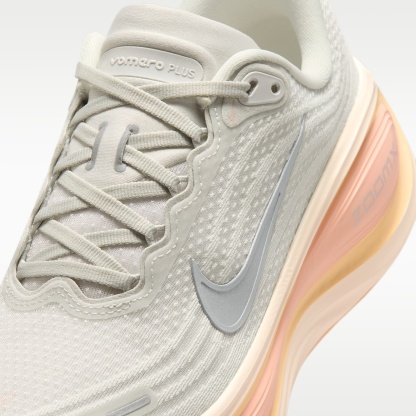 Nike Vomero Plus Straßenlaufschuh (Damen) – Light Bone/Arctic Orange/Ice Peach/Metallic Silver