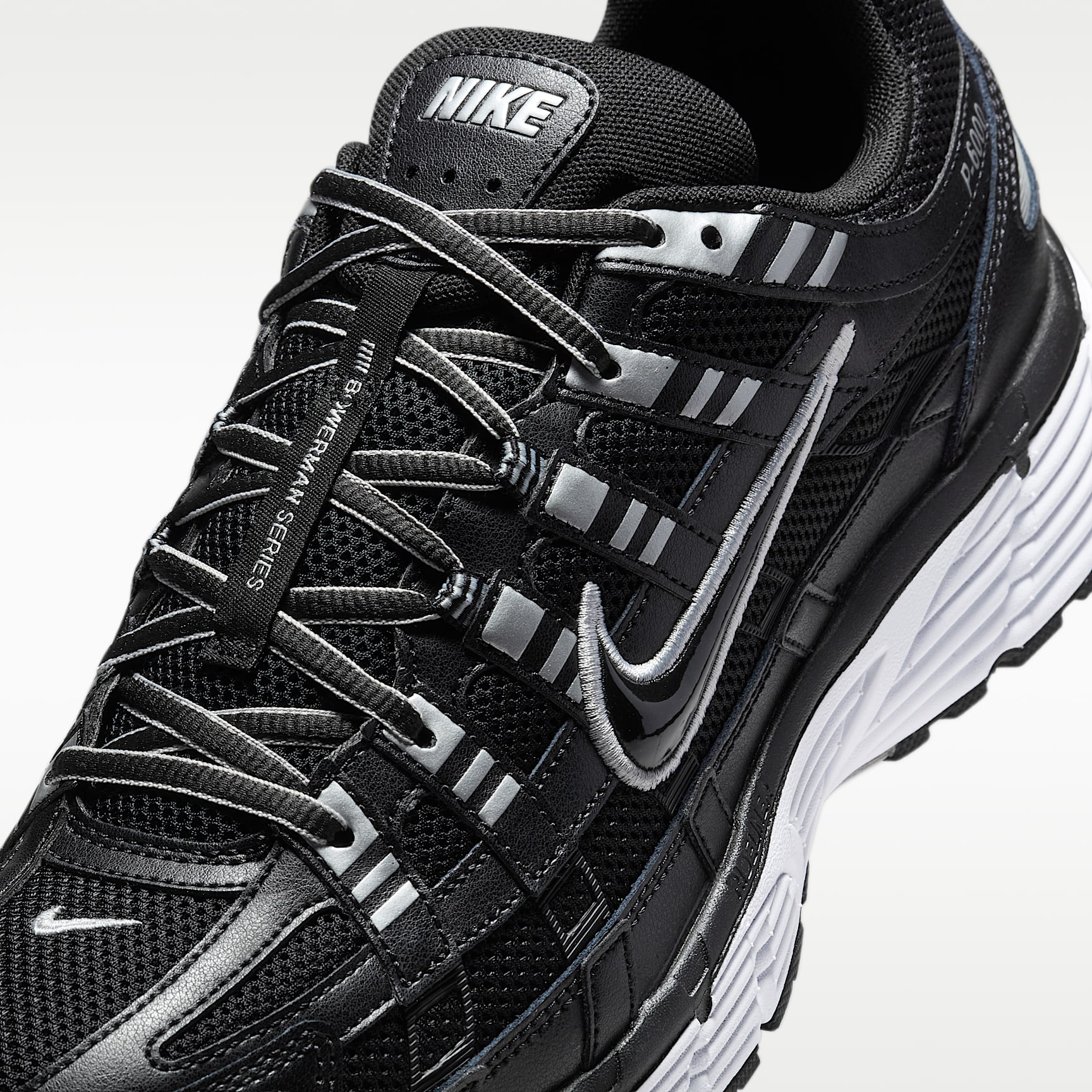 Nike P-6000 Schuh – Schwarz/Weiß/Metallic Silver/Schwarz