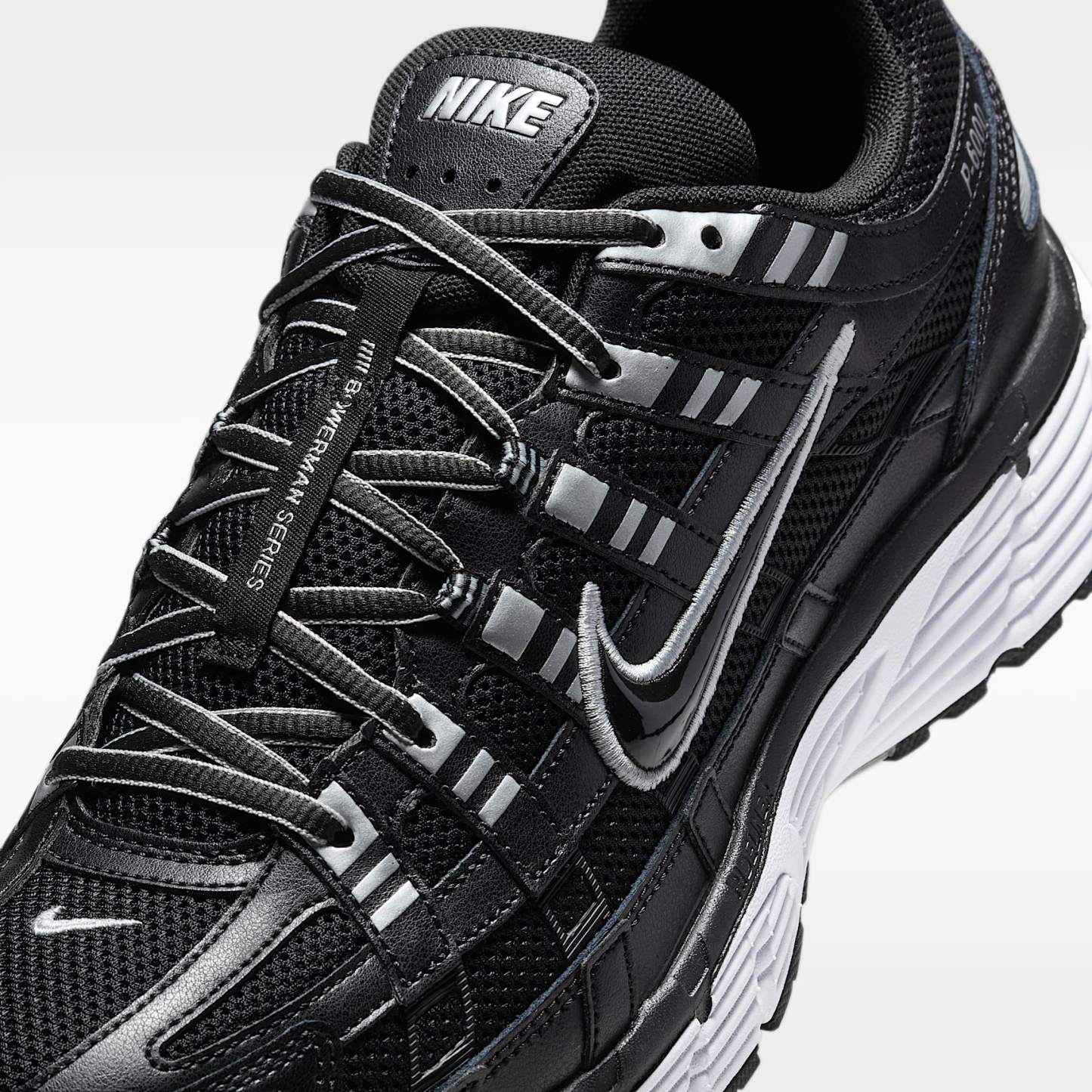 Nike P-6000 Schuh – Schwarz/Weiß/Metallic Silver/Schwarz
