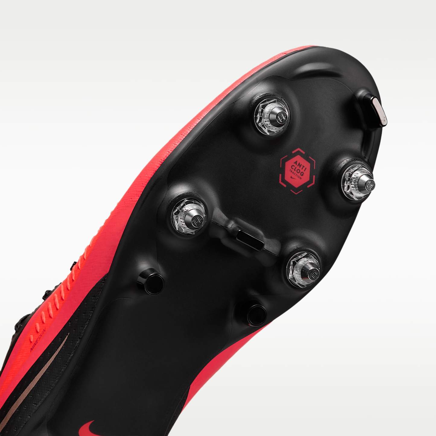 Nike Phantom 6 Low Academy Fußballschuh für weichen Rasen – Bright Crimson/Schwarz/Blur