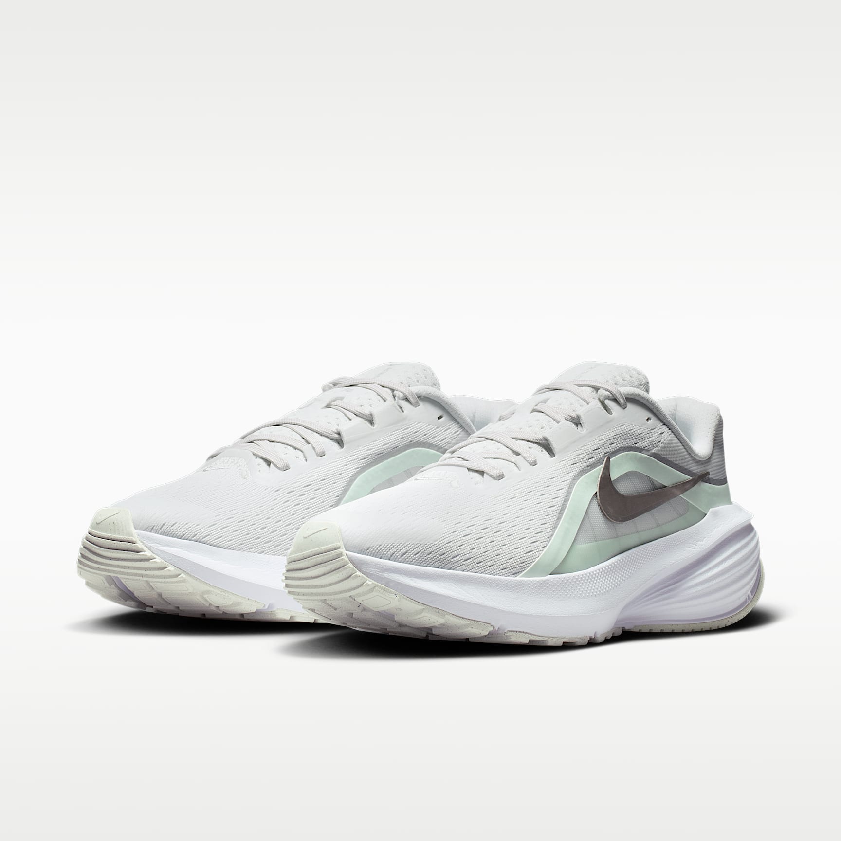 Nike Downshifter 14 Straßenlaufschuh (Damen) – Off White/Barely Green/Weiß/Metallic Silver
