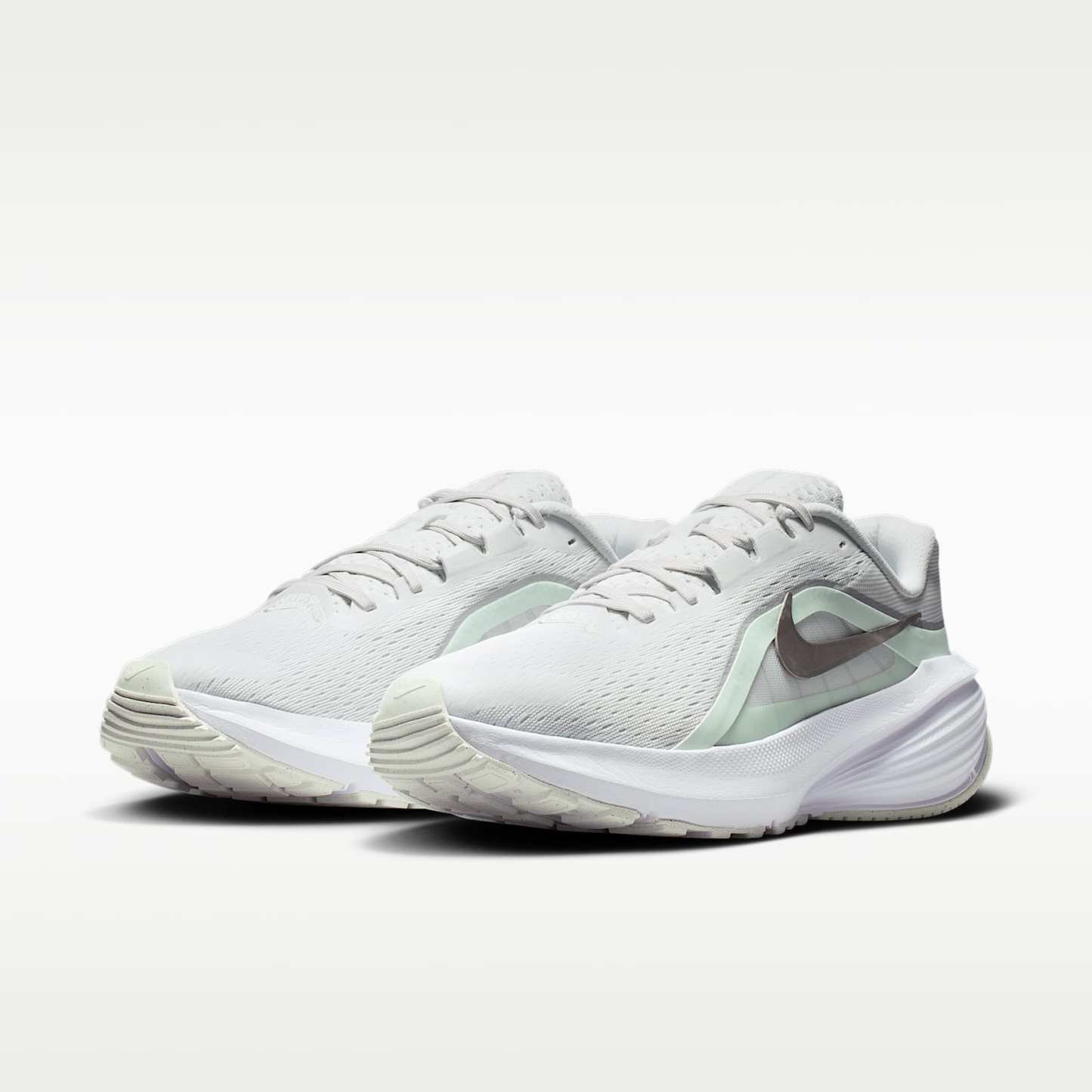 Nike Downshifter 14 Straßenlaufschuh (Damen) – Off White/Barely Green/Weiß/Metallic Silver