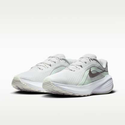 Nike Downshifter 14 Straßenlaufschuh (Damen) – Off White/Barely Green/Weiß/Metallic Silver