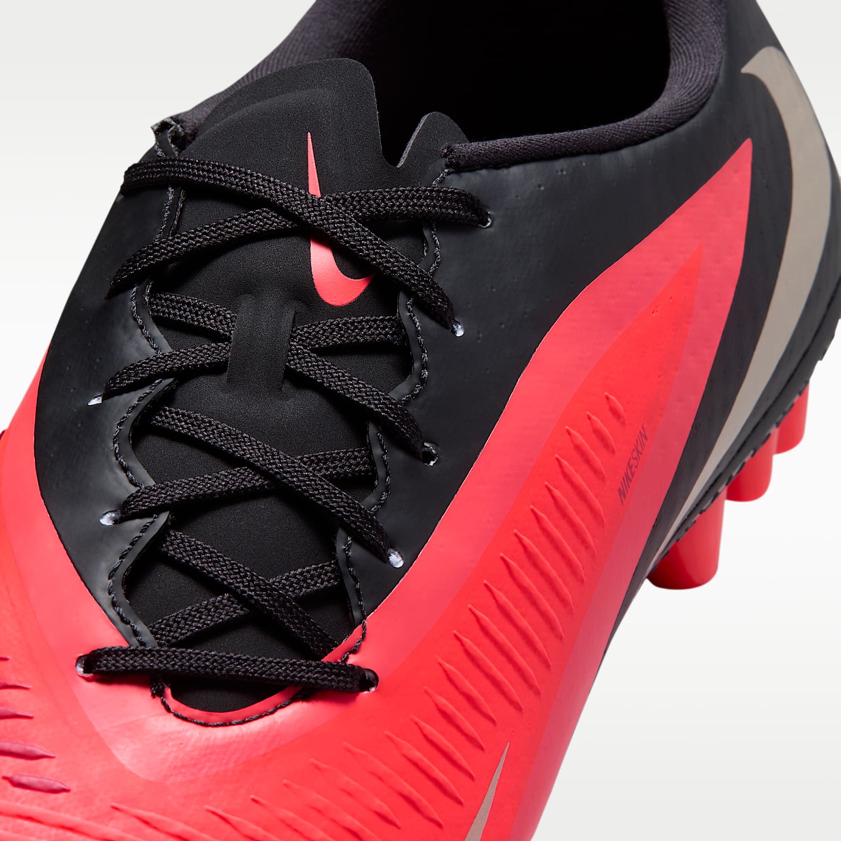 Nike Phantom 6 Low Academy Fußballschuh für Kunstrasen – Bright Crimson/Schwarz/Blur