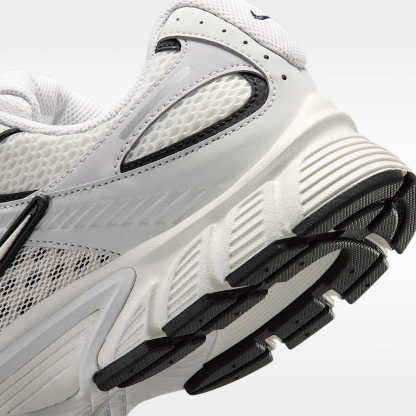Nike V5 RNR Schuh (Herren) – Sail/Schwarz/Vast Grey/Sail