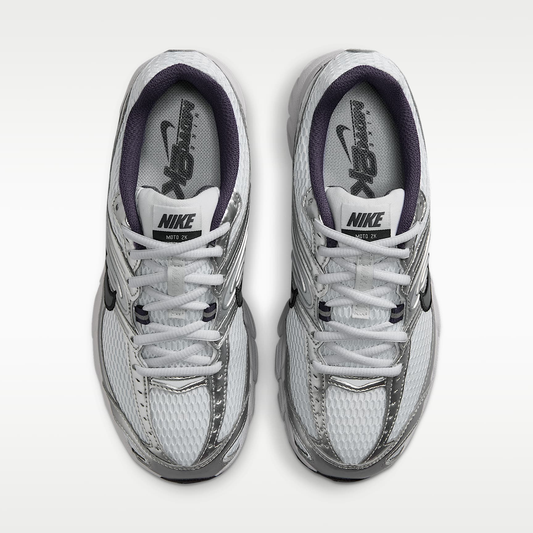 Nike Air Max Moto 2K Schuh mit reflektierenden Akzenten (Damen) – Pure Platinum/Metallic Silver/Schwarz/Gridiron
