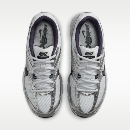 Nike Air Max Moto 2K Schuh mit reflektierenden Akzenten (Damen) – Pure Platinum/Metallic Silver/Schwarz/Gridiron