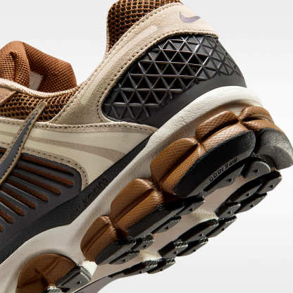 Nike Zoom Vomero 5 Herrenschuh – Light British Tan/British Khaki/Linen/Dark Smoke Grey