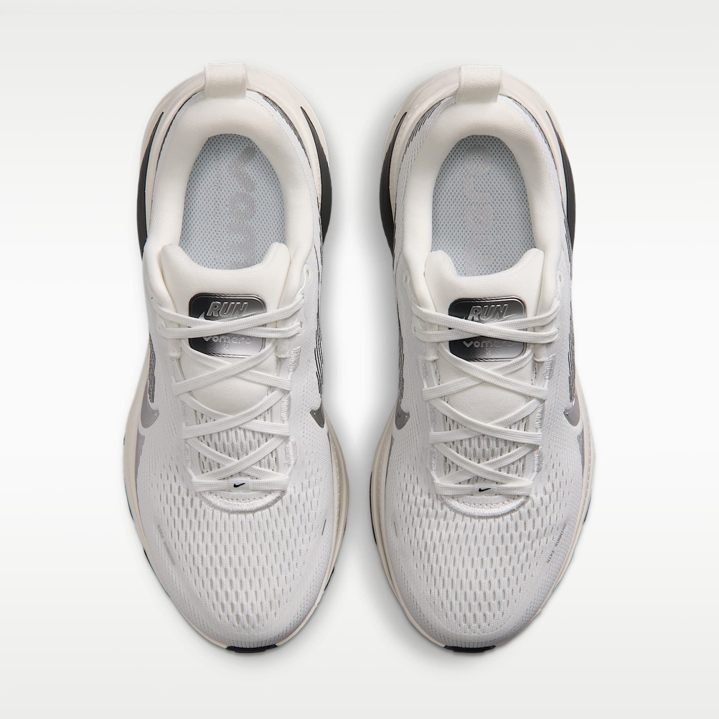 Nike Vomero 18 Straßenlaufschuh (Damen) – Summit White/Sail/Photon Dust/Metallic Silver