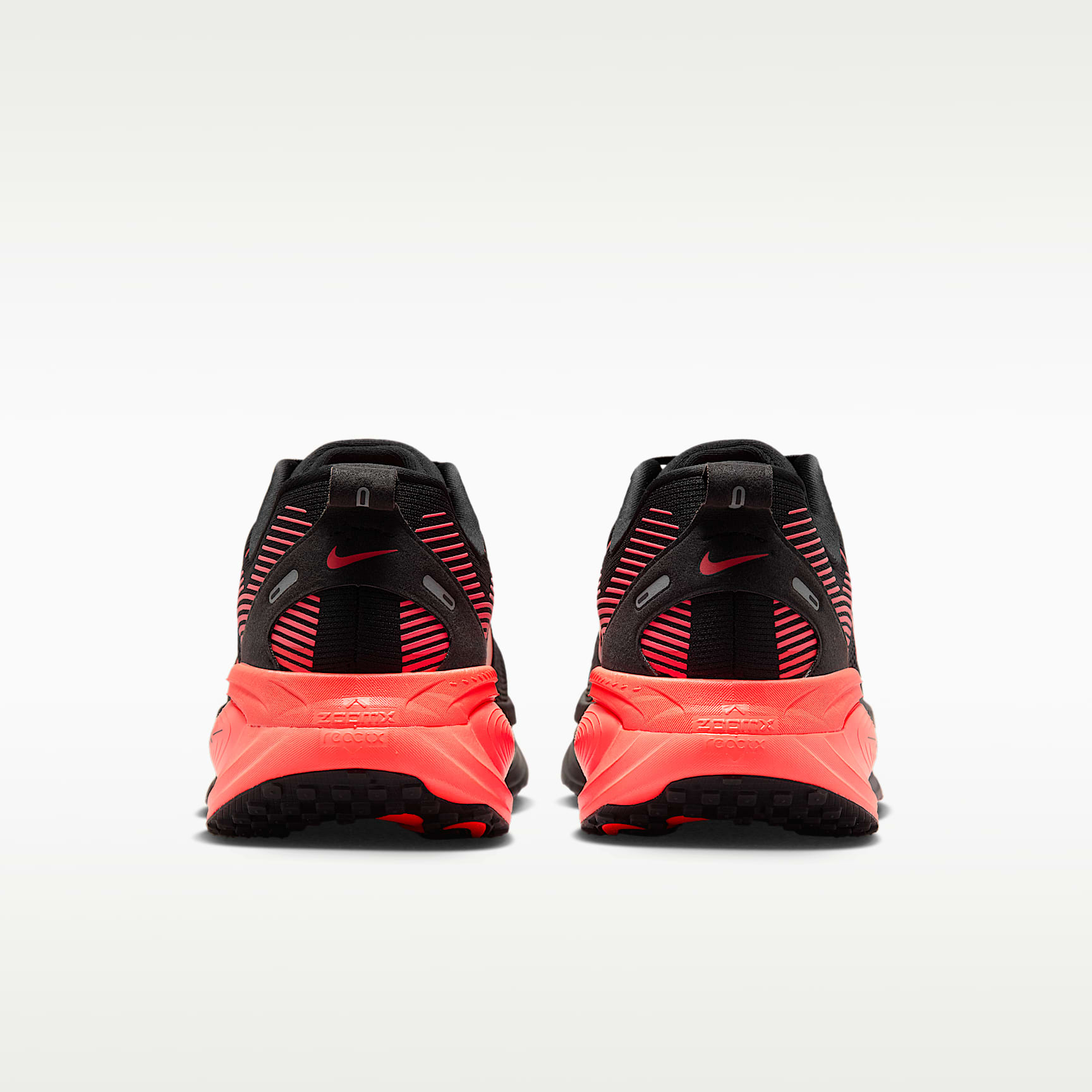 Nike Vomero 18 Straßenlaufschuh (Herren) – Schwarz/University Red/Anthracite/Bright Crimson